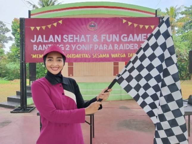 Melalui Acara Jalan Sehat Persit Ranting 2 Yonif Para Raider 328 Tekankan Pentingnya Ketahanan Keluarga