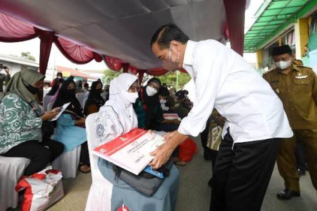 Presiden Jokowi Bagikan Bansos dan Tinjau Harga Minyak Goreng di Pasar Bogor 