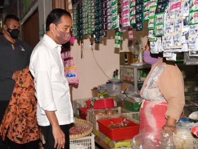 Presiden Jokowi Cek Langsung Harga Minyak Goreng di Pasar Muntilan Jateng