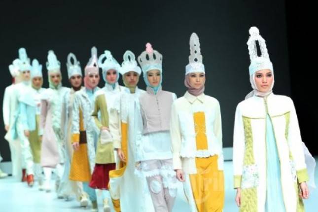 15 Desainer Indonesia Tampilkan Karya Terbaik di Taman Hermitage Moskow