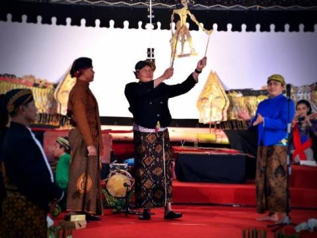 KASAL  Laksamana TNI Yudo Margono: Lestarikan Budaya Lokal Melalui Pagelaran Seni Budaya