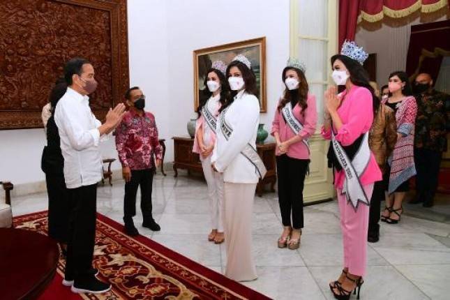 Presiden Jokowi Terima Kunjungan Puteri Indonesia 2022 dan Miss Universe 2021