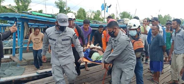 SPKKL Sambas Bakamla RI Evakuasi Nelayan Alami Keracunan Gas Freon AC