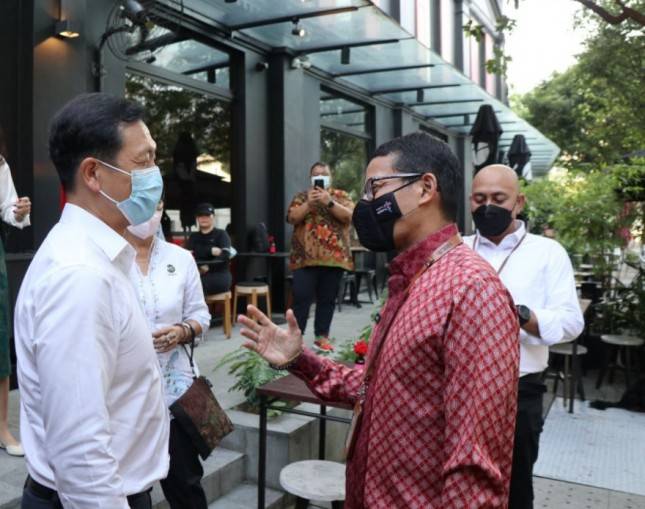 Temui Menkes Singapura Menparekraf Yakinkan Covid-19 di Indonesia Tertangani Baik 