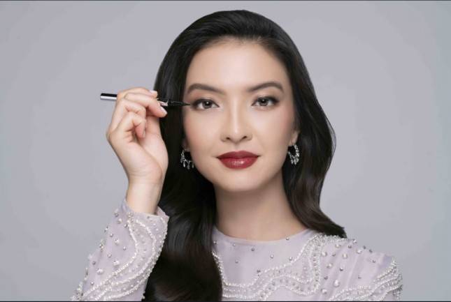 Tampil Cantik, Simak Tutorial Makeup Raline Shah di Cannes Film Festival 2022