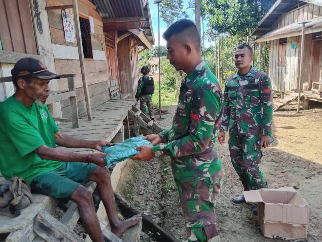 Satgas Yonif 126 KC Bagikan Kelambu kepada Warga Perbatasan Papua, Cegah Wabah Malaria