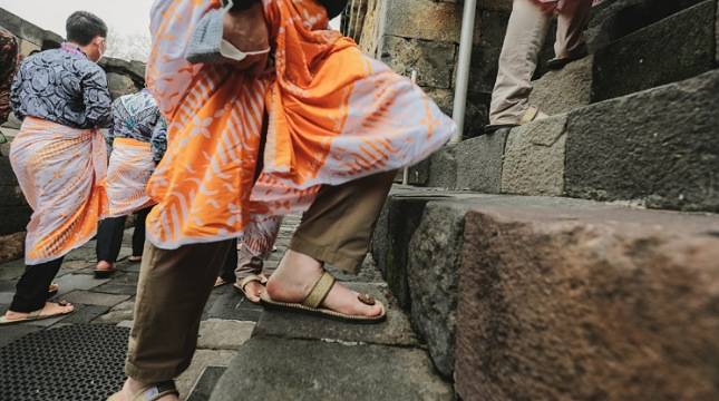 TWC Siapkan Sandal Khusus untuk Naik ke Candi Borobudur,  Pengunjung yang Hendak Naik Wajib Pakai
