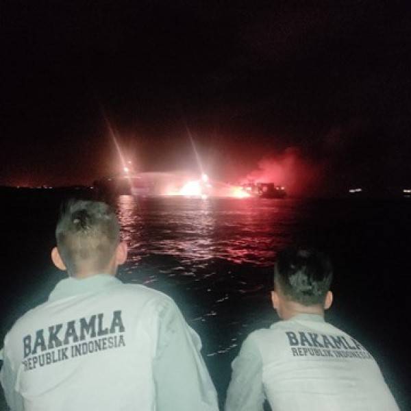 Bakamla RI Amankan Kapal Dumai Line 5 Yang Terbakar