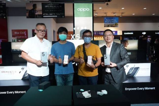 Petinggi OPPO Indonesia Layani Antusiasme Masyarakat di Hari Pertama Penjualan OPPO Find X5 Pro 5G