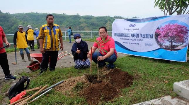 Peringati Hari Lingkungan Hidup Sedunia, Nojorono Kudus Tanam Bibit Tanebuya di Bendungan Logung