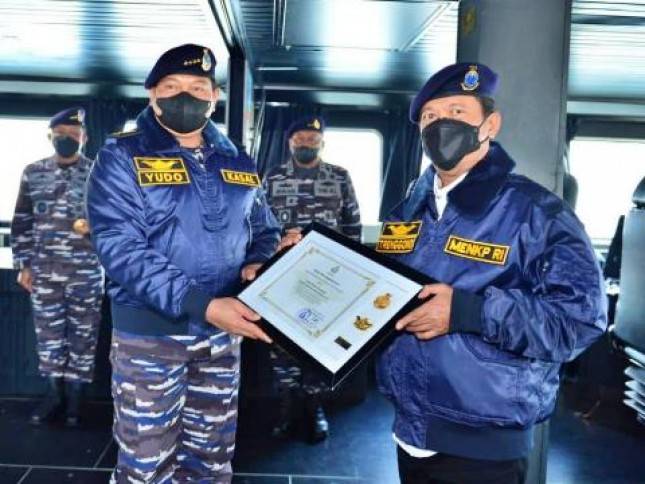  Menteri KKP Wahyu Trenggono Terima Brevet dari KASAL Laksamana Yudo Margono