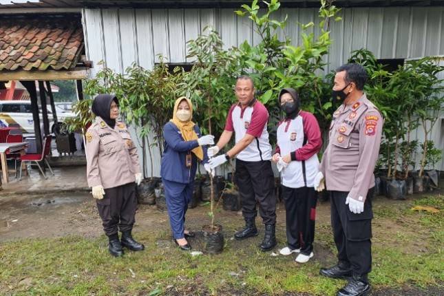 Asabri Sosialisasi dan Penanaman Pohon di Polresta Serang Kota