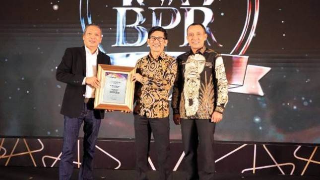 Raih Penghargaan Top 100 BPR 2022,  BPR Lestari Bali Berkomitmen untuk Tingkatkan Pelayanan