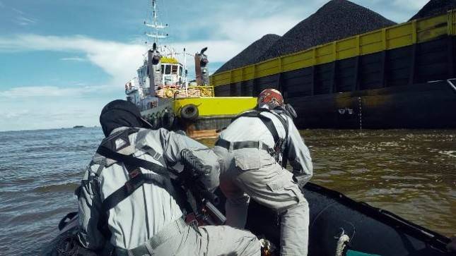 KN Kuda Laut 403 Bakamla RI Bantu Kapal Tongkang Kandas di Perairan Samarinda 
