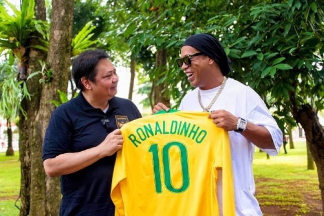  Bincang Santai dengan Ronaldinho, Menko Airlangga Ungkap Pentingnya Pembinaan Atlet Sejak Dini