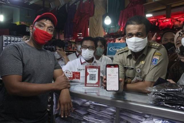 Diserbu Pengunjung Pasar! Begini Proses Digitalisasi Pasar Perumnas Klender Oleh Bank DKI