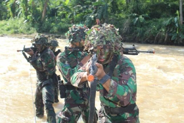 Petarung Brigif 1 Marinir Laksanakan Operasi Penyeberangan Sungai
