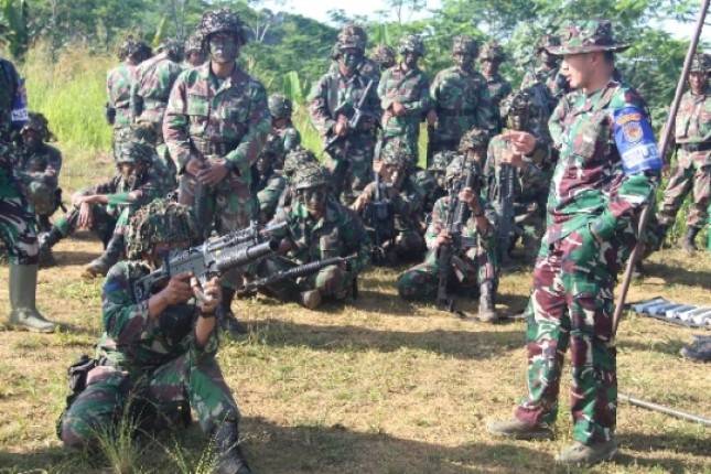 Danpasmar 1 Tinjau Latihan Brigif 1 Marinir dalam Latihan Menembak RPG.