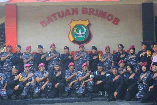 Prajurit Marinir Beri Kejutan kepada Satuan Brimob Polda Matro Jaya