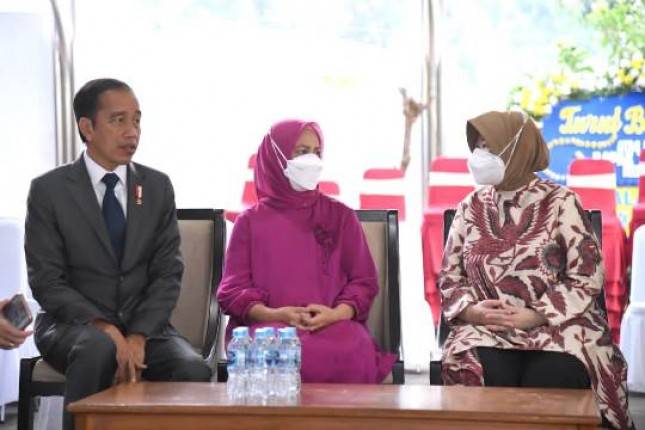 Presiden Jokowi dan Ibu Iriana Takziah ke Kediaman Almarhum Tjahjo Kumolo