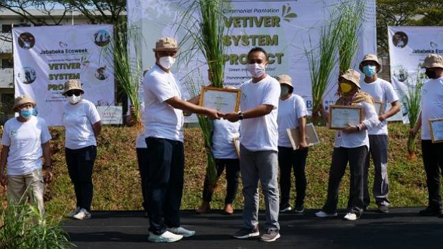 Aksi Jababeka Ecoweek 2022, Tanam Puluhan Ribu Bibit Vetiver Sepanjang 5 Km