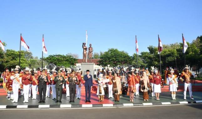 Presiden dan Ibu Iriana Disambut Tradisi Penyambutan oleh Taruna  saat Tiba di AKPOL Semarang