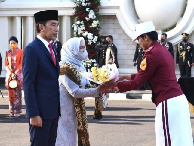 Presiden Jokowi dan Ibu Iriana Saksikan Berbagai Atraksi hingga Potong Tumpeng di Hari Bhayangkara