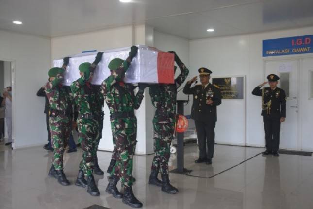 Danrem 174 Merauke Pimpin Upacara Pengantaran Jenazah (Alm) Mayor Ckm dr. Beni Arjihans