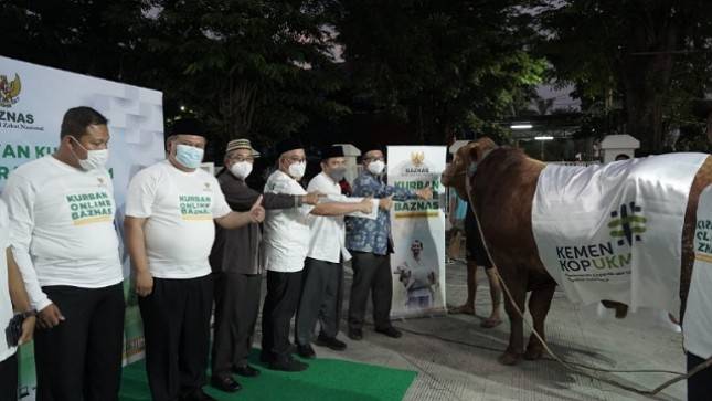 KemenKopUKM Serahkan Hewan Kurban Sapi Seberat Ratusan Kilogram Melalui Baznas