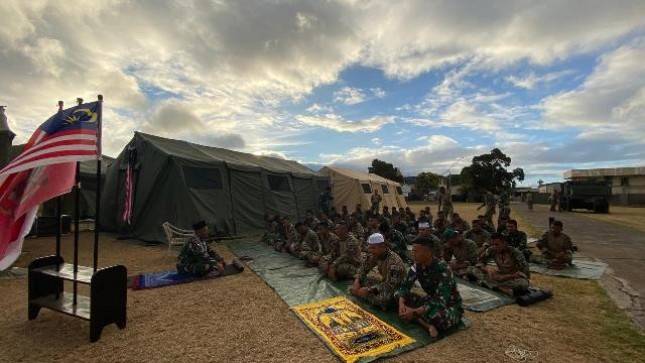 Prajurit Satgas Latma Rimpac Laksanakan Sholat Idul Adha di Camp Latihan