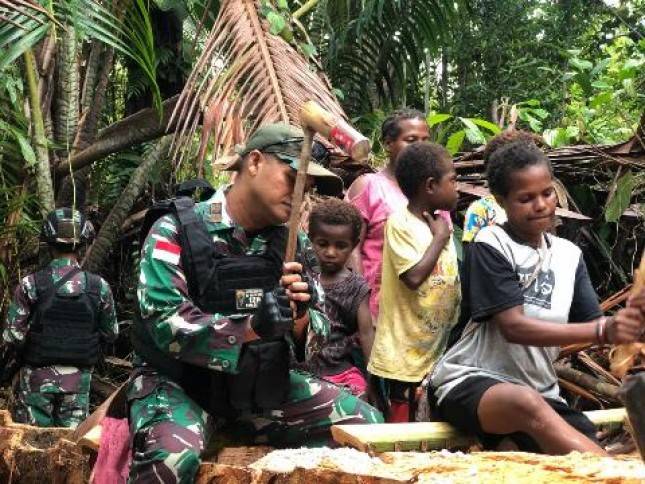  Satgas Yonif 126KC Olah Sagu Menjadi Papeda Bersama Masyarakat Papua Perbatasan