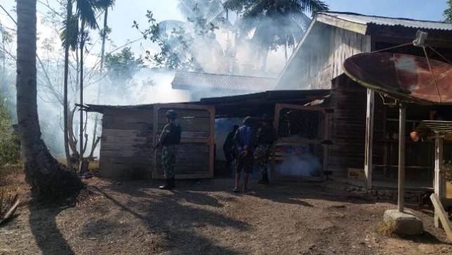 Satgas Yonif 126 KC Laksanakan Pengasapan Keliling Kampung di Perbatasan Papua