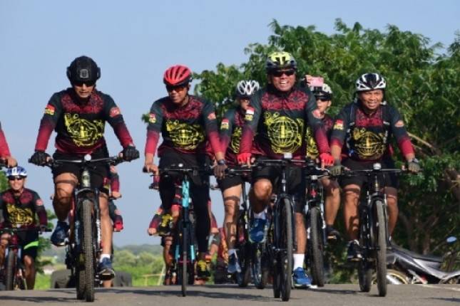 Danpasmar 1 Brigjen TNI (Mar) Hermanto Gowes Sepeda Bersama