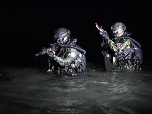  Prajurit TNI AL  Kuasai Pantai Pasir Putih Banongan Situbondo Jatim