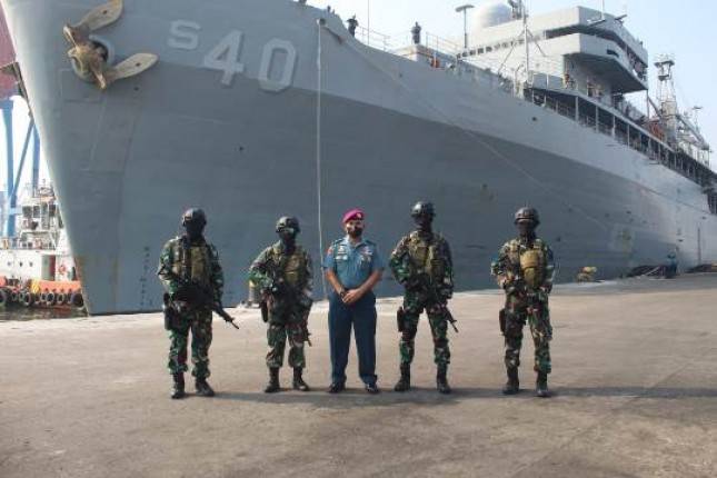 Prajurit Yonmarhanlan III  Jakarta Amankan Kapal Perang USS Frank Cable (AS 40) 