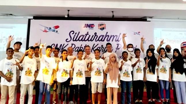 JNE Berikan Beasiswa untuk SMK Bakti Karya Parigi Pangandaran