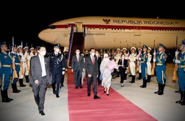Presiden Jokowi dan Ibu Negara Iriana Tiba di Beijing