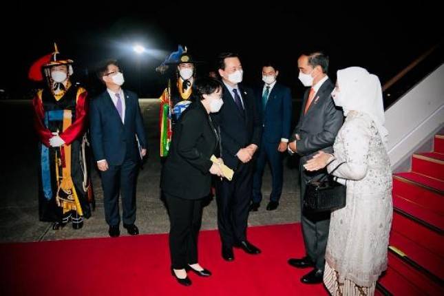 Presiden Jokowi dan Ibu Iriana Tiba di Seoul Korea Selatan