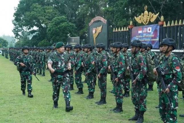 Pangdivif 2 Kostrad Mayjen TNI Syafrial Melepas Keberangkatan Prajurit Lintas Udara Divif 2 Kostrad Dalam Rangka Latma Garuda Airborne TA 2022 