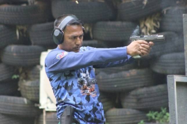 Perwira Resimen Kavaleri 1 Marinir  Tingkatkan Kemampuan Menembak Pistol 