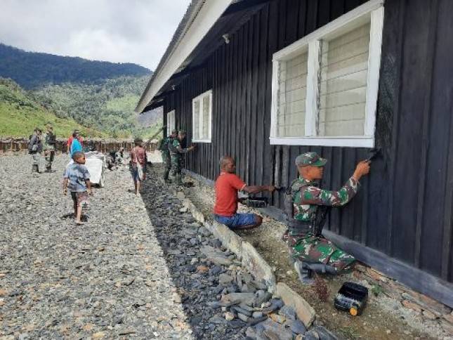 Satgas Yonif R 301 PKS Bersama Warga Cat Rumah Ibadah di Puncak Jaya Papua