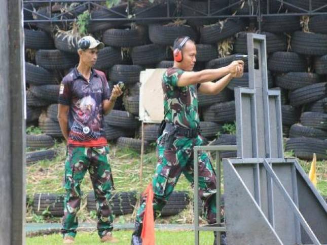  Perwira Roda Rantai Cilandak Tingkatkan Ketrampilan Menembak Pistol