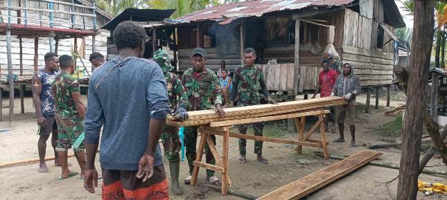 Satgas TMMD Reg Ke-114 Kodim 1710 Mimika Bantu Warga Setempat yang Sedang Kedukaan
