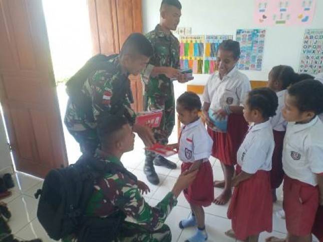 Pelajar-Pelajar Peroleh Perlengkapan Sekolah dari Satgas Pamtas RI PNG Yonif Raider 142 KJ