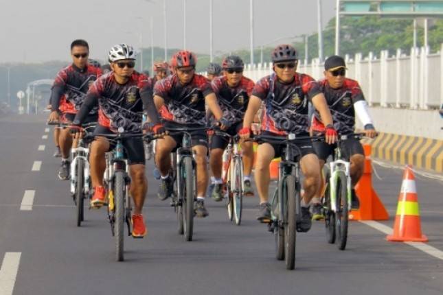 Sejumlah Perwira Resimen Kavaleri 2 Marinir Gowes Sepeda