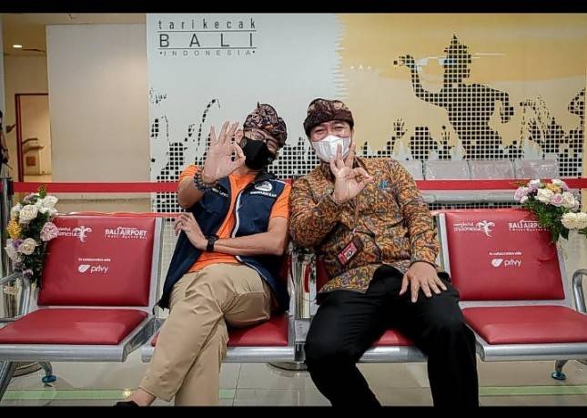 Gandeng Privy, Kemenparekraf Serahkan Bantuan 100 Kursi Tunggu Perkuat Amenitas Bandara Ngurah Rai Bali