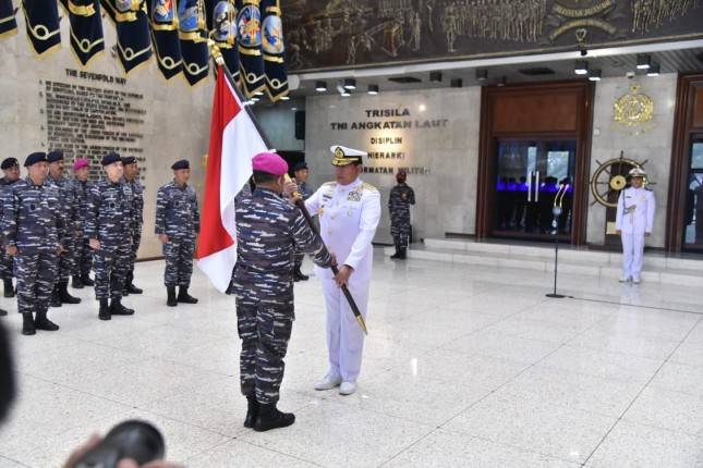 KASAL Laksamana TNI Yudo Margono Serahkan Bendera ke Tim Pengibar Bawah Laut
