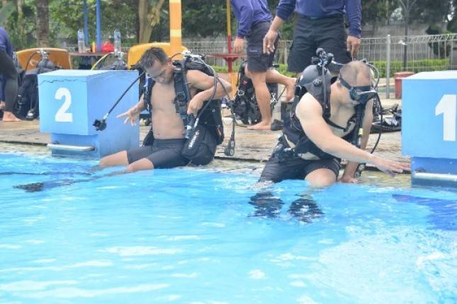 Pejabat Utama Korps Marinir Permahir Menyelam.                                                  