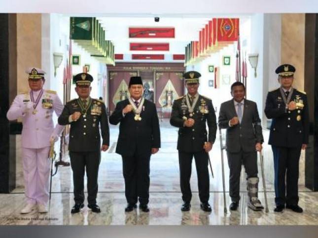 Menhan Prabowo Terima Tanda Kehormatan dari KASAL Laksamana Yudo Margono