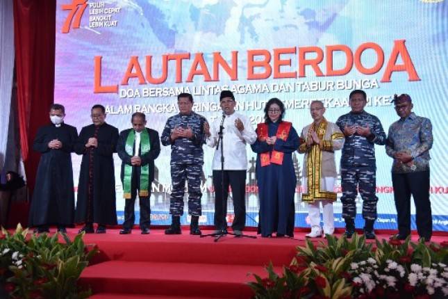 Di  Atas Kapal Perang, Dankormar Mengikuti Kegiatan Lautan Berdoa